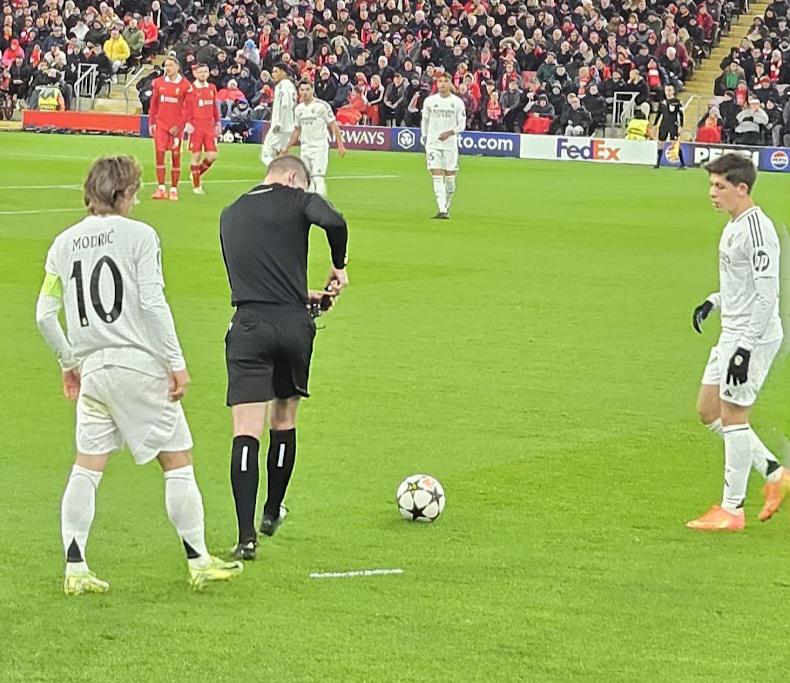 居莱尔与厄齐尔莫德里奇对比：三代中场大师的传承与超越